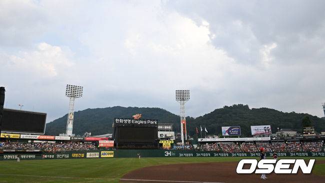 [OSEN=대전, 박준형 기자] 3일 오후 대전 한화생명이글스파크에서 ‘2024 신한 SOL BANK KBO리그’ 한화 이글스와 KIA 타이거즈의 경기가 진행됐다.이날 한화는 와이스를, 기아는 양현종을 선발투수로 내세웠다.전국에 폭염 특보가 발효된 가운데, 야구 경기가 열리던 대전 한화생명이글스파크가 한때 정전됐다.조명, 전광판이 모두 꺼진채 경기가 중단되고 있다.   2024.08.03 / soul1014@osen.co.kr