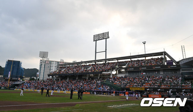 [OSEN=대전, 박준형 기자] 3일 오후 대전 한화생명이글스파크에서 ‘2024 신한 SOL BANK KBO리그’ 한화 이글스와 KIA 타이거즈의 경기가 진행됐다.이날 한화는 와이스를, 기아는 양현종을 선발투수로 내세웠다.전국에 폭염 특보가 발효된 가운데, 야구 경기가 열리던 대전 한화생명이글스파크가 한때 정전됐다.조명, 전광판이 모두 꺼져 경기가 중단되고 있다.   2024.08.03 / soul1014@osen.co.kr