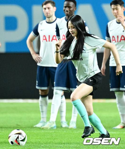 [OSEN=서울월드컵경기장, 김성락 기자]3일 오후 서울월드컵경기장에서 쿠팡플레이 시리즈 토트넘 훗스퍼와 바이에른 뮌헨의 경기가 열렸다.손흥민과 김민재가 나란히 선발로 나서면서 팬들이 고대하던&nbsp;'국가대표 공수 맞대결'이 성사됐다.&nbsp;대한민국 국가대표팀에서 오랫동안 호흡을 맞춰온 둘은 처음으로 서로를 적으로 상대하게 됐다.경기 시작에 앞서 뉴진스 민지가 시축을 하고 있다. 2024.08.03 / ksl0919@osen.co.kr