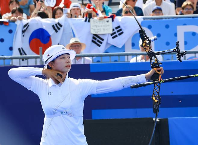 대한민국 양궁 대표팀 임시현 선수가 2일 오후(한국시간) 프랑스 파리 앵발리드에서 진행된 파리올림픽 양궁 혼성 단체 금메달 결정전 독일의 미셸 크로펜, 플로리안 칼룬드 조와의 경기에서 활시위를 당기고 있다. 뉴스1