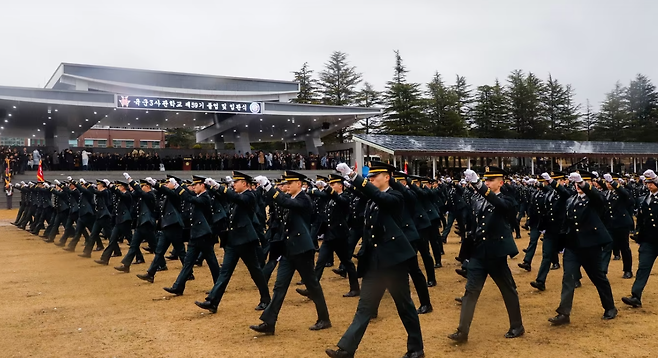 29일 경북 영천 육군3사관학교에서 열린 제59기 졸업 및 임관식에서 임관장교가 행진하고 있다. 육군 제공