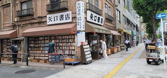 지난 7월 30일 일본 도쿄 지요다구 진보초의 고서점거리에서 사람들이 진열된 책을 보고 있다. 서점을 찾지 않는 상황이 날이 갈수록 심각해지면서 일본 서점들의 위기의식이 깊어지고 있다.