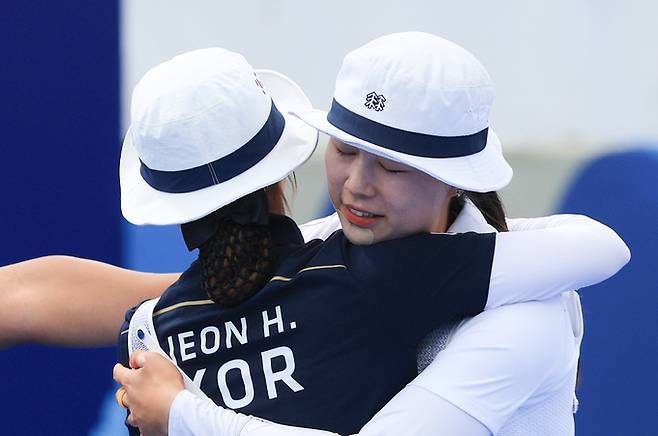 대한민국 양궁 대표팀 임시현 선수가 3일(한국시간) 프랑스 파리 앵발리드에서 진행된 양궁 여자 개인 4강전 대한민국 전훈영과의 경기에서 승리한 후 인사하고 있다. 뉴스1