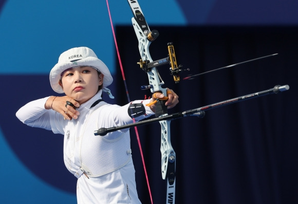 한국 양궁 국가대표 전훈영이 3일(한국시간) 프랑스 파리 레쟁발리드에서 열린 2024 파리올림픽 양궁 여자 개인전 대만 레이젠잉과의 16강에서 화살을 쏘고 있다. 파리 연합뉴스