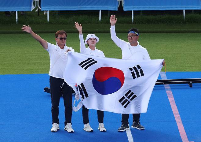 양궁 혼성 단체 금메달김우진과 임시현이 2일(현지시각) 프랑스 파리 앵발리드에서 열린 2024 파리 올림픽 양궁 혼성 단체 결승 독일과의 경기에서 승리, 기뻐하고 있다. 2024.8.2 파리=올림픽사진공동취재단 / WOO