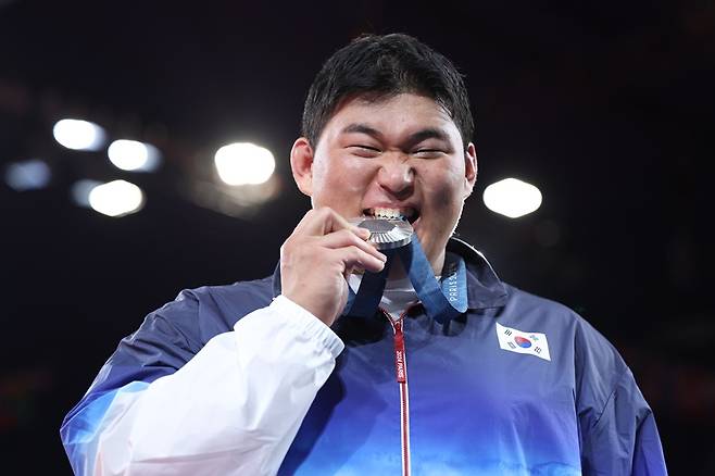 ▲ 김민종이 한국 남자유도 역사상 처음으로 100kg 초과급에서 올림픽 은메달을 목에 걸었다. 세계랭킹 1위 김민종은 지난 5월 세계선수권대회에서 100kg 초과급에서 39년 만에 한국에 금메달을 안기며 단숨에 유도 간판으로 스포트라이트를 받았다. 파리 올림픽서도 기대대로 결승전까지 승승장구했다. 하지만 결승전에서 만난 상대가 너무 강했다. 프랑스 출신의 테디 리네르는 2m 4cm 장신의 탄탄한 체구를 자랑한다. 무엇보다 이 종목 역대 최고의 선수로 불린다. 세계선수권대회 유도 남자 100kg 초과급에서만 11차례 우승했고, 올림픽도 앞서 두 차례 금메달을 따냈다. 출전한 5번의 올림픽에서 모두 메달을 획득하는 등 유도 남자 100kg 초과급 전설로 꼽힌다 ⓒ 연합뉴스