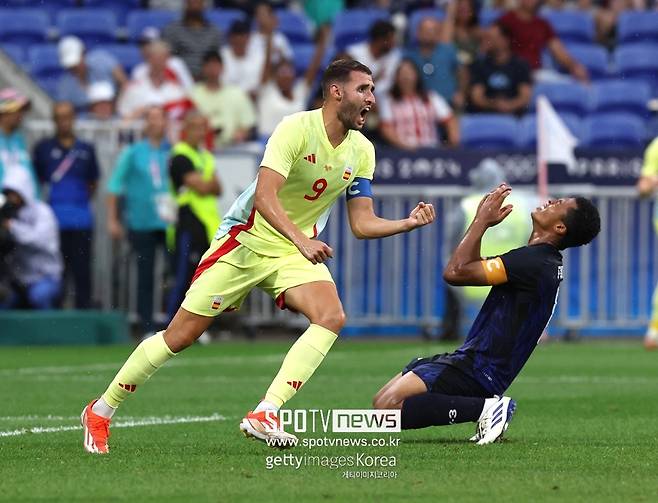 ▲ 일본축구가 올림픽에서 또 울었다. 이번에도 상대는 스페인이었다. 와일드카드를 단 1장도 쓰지 않을 정도로 일본은 파리 올림픽에서 자신감이 있었다. 준비 기간도 길었다. 그러나 와일드카드 미사용은 결국 자만이었다. 8강전 스페인과 경기에서 현격한 기량 차이를 실감했다. 결과는 0-3 대패. 도쿄 올림픽에 이어 8강전에서 패하며 메달 획득에 실패했다. 일본 내에선 비난 여론이 생성됐다.