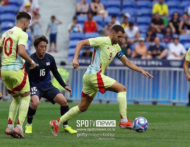 ▲ 日本サッカーがオリンピックでまた泣いた. 今度にも相手はスペインだった. ワイルドカードをただ 1枚も使わないほどに日本はパリオリンピックで自信感があった. 準備期間も長かった. しかしワイルドカード不使用は結局うぬぼれだった. 8強戦スペインと競技で格段な技倆差を実感した. 結果は 0-3 かんな. 組別リーグで 3戦戦勝で勢いをあげたがスペインには通じなかった. 競技(景気)が終わると多くの日本選手たちが涙を流した. 日本は東京オリンピックに引き続き 8強戦で敗れてメダル獲得に失敗した. 最後のオリンピックメダルは 1968 メキシコ大会の時まで上がらなければならない. 当時銅メダル獲得以後日本はオリンピックの毎に挫折した. 日本内では非難世論が生成された. パリオリンピック男サッカー 4強対戦表は完成された. 日本を退けたスペインはモロッコと付いてフランスはエジプトと対決する.