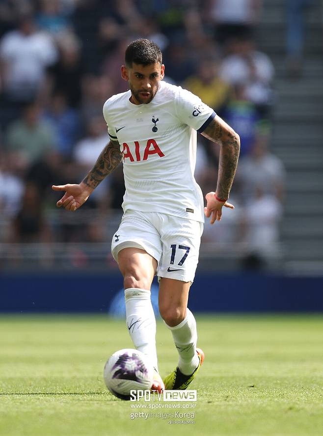 ▲ 엔지 포스테코글루 감독이 '캡틴' 손흥민(33, 토트넘 홋스퍼) 재계약에 관해 말을 아꼈다. 1년 연장 옵션을 발동했다는 이야기가 있지만, 손흥민의 공식적인 계약은 2025년까지다. 프리시즌이지만 공식적인 기자회견에서 손흥민 관련 질문에 나왔는데 "재계약은 나 혼자서 결정할 수 있는 부분이 아니다"라며 확답을 아꼈다. 여름 이적 시장 초반 레알 마드리드 이적설이 돌았던 부주장 크리스티안 로메로는 토트넘에 남아 우승을 원하고 있다