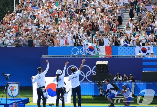 대한민국 양궁 대표팀 선수가 김우진, 임시현, 박성수 감독이 2일 오후(한국시간) 프랑스 파리 앵발리드에서 진행된 파리올림픽 양궁 혼성 단체 금메달 결정전 독일의 미셸 크로펜, 플로리안 칼룬드 조와의 경기에서 금메달을 확정지은 후 기뻐하고 있다. /사진=뉴스1