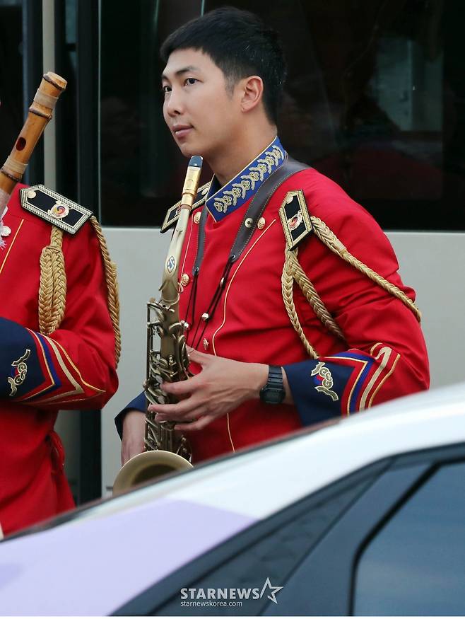 군 복무 중인 그룹 방탄소년단(BTS)  RM(김남준)이 2일 오후 강원도 화천군 '2024 화천토마토 축제' 현장에서 15사단 군악대 일원으로 무대를 준비하고 있다. 2024.08.02 /사진=임성균