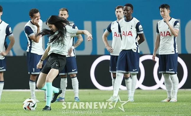 [포토] 민지 '캡틴이 보고 있다'