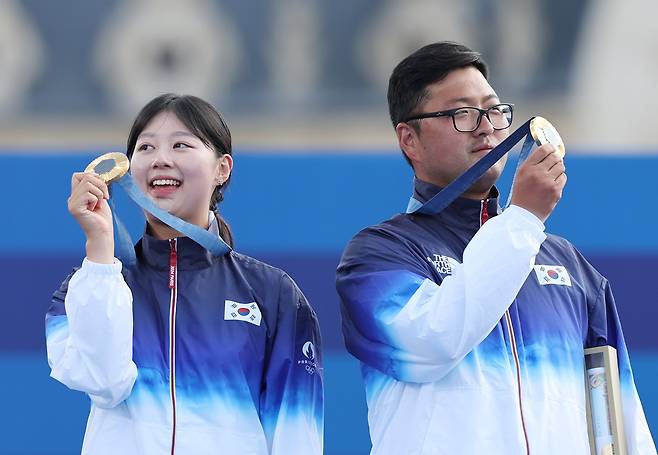 임시현(왼쪽), 김우진이 2일(한국시간) 프랑스 파리 레쟁발리드 특설 양궁장에서 열린 2024 파리 올림픽 양궁 혼성 단체전 결승에서 독일의 플로리안 운루-미셸 크로펜 조를 세트스코어 6-0(38-35 36-35 36-35)로 꺾고 금메달을 목에 걸었다. 한국 양궁은 앞서 열린 이번 대회에서 남녀 단체전 우승을 차지했던 가운데 두 사람은 2관왕의 기쁨을 맛봤다. 향후 남녀 개인전까지 금메달을 거머쥔다면 3관왕에 오를 수 있다. 사진 연합뉴스