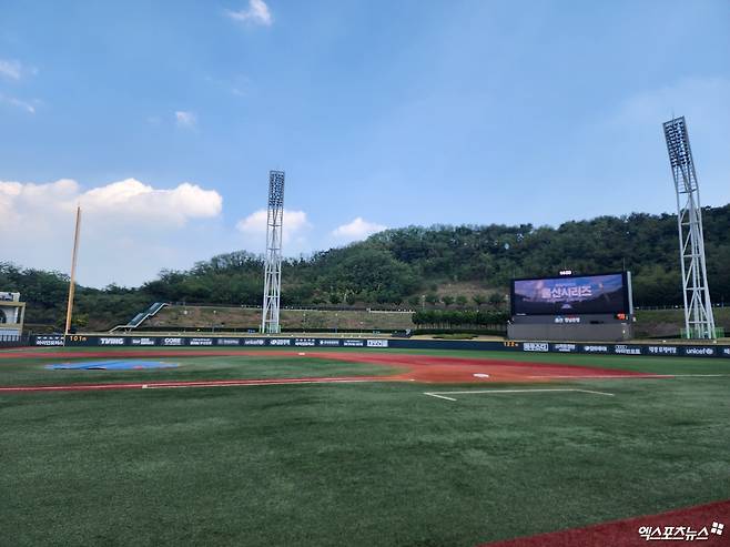 롯데와 LG는 3일 울산 문수야구장에서 '2024 신한 SOL Bank KBO 리그' 주말 3연전 두 번째 경기를 치를 계획이다. 하루 전 경기가 폭염 취소됐고, 여전한 무더위가 이어지고 있다. 울산, 박정현 기자