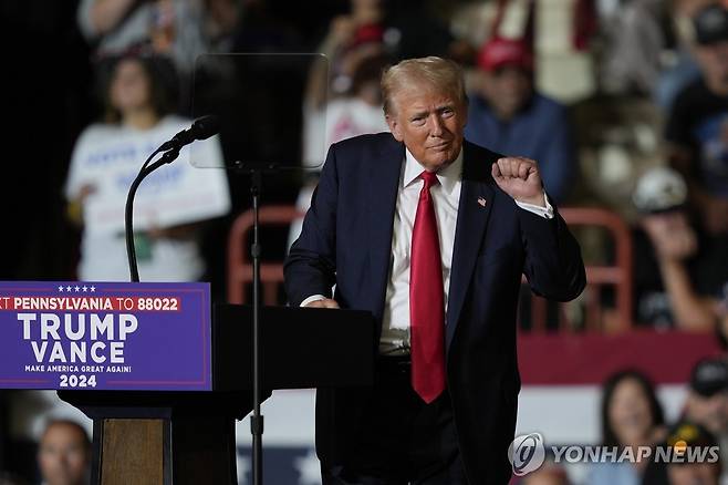 대선 유세 도중 주먹 쥐어 보이는 트럼프 [AP 연합뉴스 자료사진. 재판매 및 DB 금지]