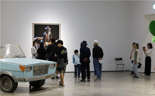 전남도립미술관 '리너스 반 데 벨레'전 찾은 관람객들 [전남도립미술관 제공.재판매 및 DB금지]