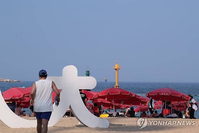 '피서 분위기 절정'…북적이는 속초해변 (속초=연합뉴스) 류호준 기자 = 3일 오후 강원 속초시 속초해수욕장이 피서객들로 북적이고 있다. 2024.8.3 ryu@yna.co.kr