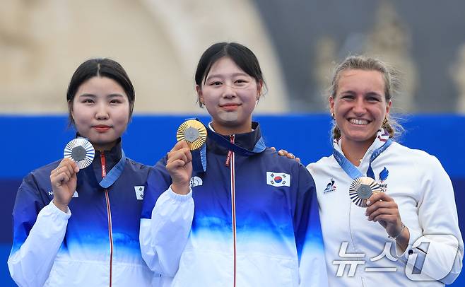 대한민국 양궁 대표팀 임시현 선수가 3일 오후(한국시간) 프랑스 파리 앵발리드에서 진행된 양궁 여자 개인 시상식에서 은메달을 획득한 남수현, 동메달을 획득한 프랑스 리사 바르블랭과 기념 촬영을 하고 있다. 2024.8.3/뉴스1 ⓒ News1 박정호 기자