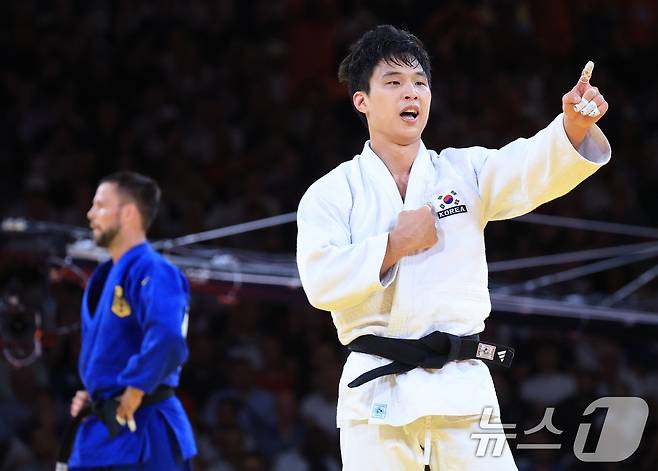 대한민국 유도대표팀 안바울이 4일(한국시간) 프랑스 파리 샹 드 마르스 아레나에서 열린 2024 파리올림픽 유도 혼성 단체 동메달 결정전 독일 이고르 반트케와의 경기에서 승리한 후 기뻐하고 있다. 이 승리로 유도대표팀은 올림픽 최초 혼성 단체전 동메달을 획득했다. 2024.8.4/뉴스1 ⓒ News1 박정호 기자