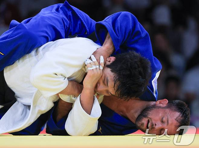 대한민국 유도대표팀 안바울이 4일(한국시간) 프랑스 파리 샹 드 마르스 아레나에서 열린 2024 파리올림픽 유도 혼성 단체 동메달 결정전에서 독일 이고르 반트케와 자웅을 겨루고 있다. 2024.8.4/뉴스1 ⓒ News1 박정호 기자