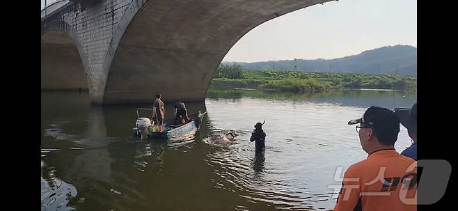 지난 3일 충남 금산소방대원들이 물놀이객을 구조하고 있다.(금산소방서 제공) /뉴스1