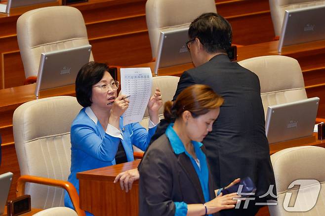 국회 과학기술정보방송통신위원회 김현 더불어민주당 간사와 최형두 국민의힘 간사가 2일 오후 서울 여의도 국회에서 열린 본회의에서 '이진숙 방송통신위원회 위원장 탄핵소추안' 투표 중 대화하고 있다. 2024.8.2/뉴스1 ⓒ News1 안은나 기자