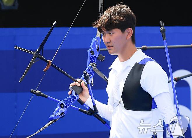 대한민국 남자 양궁 대표팀 김제덕 선수가 4일 오후(한국시간) 프랑스 파리 앵발리드에서 2024 파리올림픽 남자 양궁 개인전 8강 미국의 브래디 엘리슨 선수와의 경기에서 패배한 후 경기장을 나서고 있다. 2024.8.4/뉴스1 ⓒ News1 박정호 기자