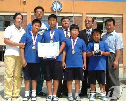 양궁 김우진 선수(앞 줄 가운데) 이원초등학교 재학시절 모습 (독자 제공) /뉴스1