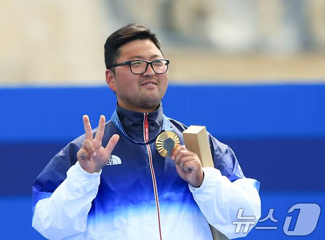 대한민국 남자 양궁 대표팀 김우진 선수가 4일 오후(한국시간) 프랑스 파리 앵발리드에서 2024 파리올림픽 남자 양궁 개인전 시상식에서 금메달을 들어보이고 있다. 2024.8.4/뉴스1 ⓒ News1 박정호 기자