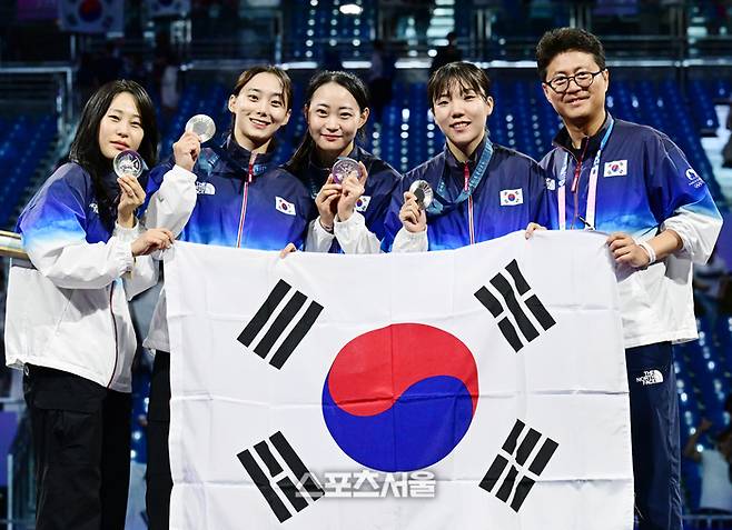 한국 펜싱 여자 사브르 대표팀(왼쪽부터 전은혜, 윤지수, 최세빈, 전하영, 이국현 코치)이 4일(한국 시간) 프랑스 파리 그랑팔레에서 열린 2024 파리올림픽 펜싱 여자 사브르 단체전에서 은메달을 딴 뒤 기념촬영을 하고 있다. 2024. 8. 4.  파리 | 박진업 기자 upandup@sportsseoul.co.