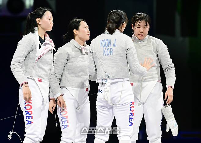 한국 펜싱 여자 사브르 대표팀(윤지수, 전하영, 최세빈, 전은혜)이 4일(한국 시간) 프랑스 파리 그랑팔레에서 열린 2024 파리올림픽 펜싱 여자 사브르 단체 결승전에서 우크라이나를 상대로 패한 뒤 아쉬움을 달래고 있다. 2024. 8. 4.  파리 | 박진업 기자 upandup@sportsseoul.co.