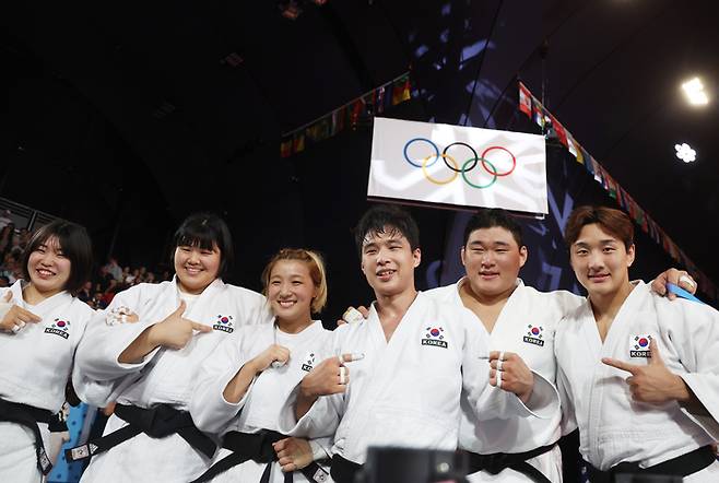 한국 대표팀이 2024 파리올림픽 유도 혼성단체전 동메달결정전에서 독일을 꺾고 동메달을 따냈다. 사진 | 연합뉴스