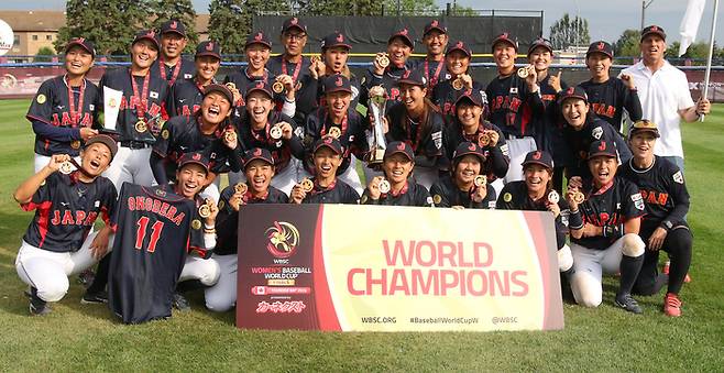 7연속대회 우승컵을 차지한 최강 일본 여자야구. 사진 | WBSC