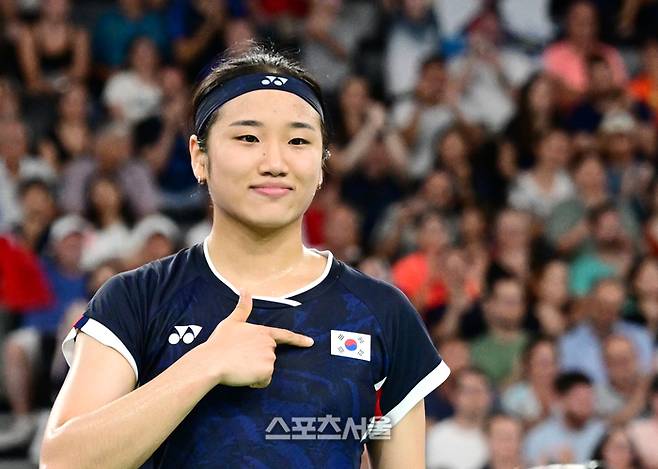 배드민턴 국가 대표 안세영이 1일(한국 시간) 프랑스 파리 포르트드라샤펠 아레나에서 열린 2024 파리 올림픽 배드민턴 여자 단식 조별리그 2차전에서 프랑스의 쉬에페이 치를 꺾고 8강 진출을 확정한 뒤 태극기를 가리키며 취재진을 향해 포즈를 취하고 있다. 2024. 8. 1.  파리 | 박진업 기자 upandup@sportseoul.com