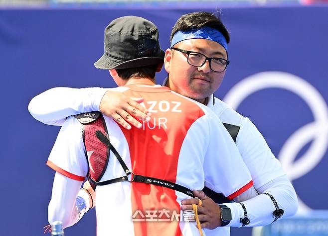 양궁 국가대표 김우진(오른쪽)이 4일(한국 시간) 프랑스 파리 앵발리드에서 열린 파리올림픽 양궁 남자 개인전 튀르키예의 메테 가조즈와의 8강전에서 힘겹게 승리를 한 상대 선수와 포옹을 하고 있다. 김우진은 이우석과 준결승에서 맞붙는다. 2024. 8. 4.  파리 | 박진업 기자 upandup@sportsseoul.com