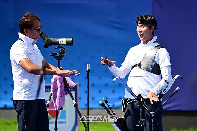 양궁 국가대표 이우석(오른쪽)이 4일(한국 시간) 프랑스 파리 앵발리드에서 열린 파리올림픽 양궁 남자 개인전 이탈리아의 마우로 네스폴리와의 8강전에서 동점을 만든 뒤 박성수 감독과 함께 심호흡을 하고 있다. 김우진은 역전승으로 4강에 진출했다. 2024. 8. 4.  파리 | 박진업 기자 upandup@sportsseoul.com