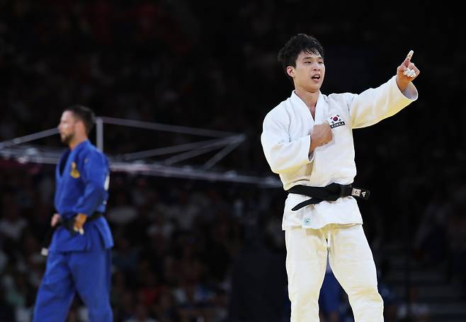 '이겼다'

    (파리=연합뉴스) 신준희 기자 = 3일(현지시간) 프랑스 파리 샹드마르스 경기장에서 열린 2024 파리올림픽 유도 혼성단체전 동메달결정전에서 독일을 상대로 승리한 한국 안바울이 기뻐하고 있다. 2024.8.3