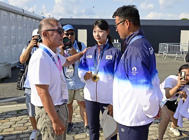 ◇정의선 회장이 2일 양궁 혼성전 시상식 직후 금메달리스트인 임시현(사진 가운데), 김우진(오른쪽)을 격려하고 있다. 사진제공=대한양궁협회