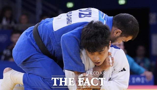 유도 국가대표 안바울이 3일(한국시각) 프랑스 파리 샹 드 마르스 아레나에서 열린 '2024 파리올림픽'에서 열린 혼성 단체 패자부활전에서 율다셰프 무로존(우즈베키스탄)과 경기를 펼치고 있다. /파리=AP/뉴시스