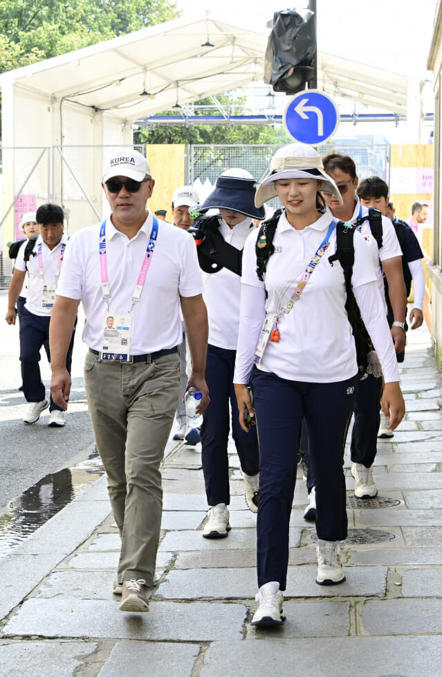 현대차그룹 정의선 회장이 2일(현지시간) 양궁 혼성전 16강 직후 임시현(오른쪽) 등 양궁 국가대표 선수 및 코치진과 함께 이동하며 격려하고 있다. (사진=양궁협회)