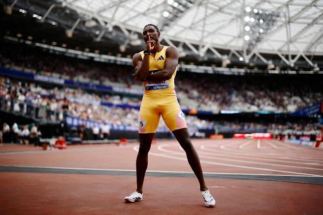 노아 라일스가 지난달 20일(현지시간) 영국 런던에서 열린 세계육상연맹(IAAF) 주최 다이아몬드 리그 100m에서 개인 최고 기록(9초81)을 세우며 우승한 뒤 득의양양한 세리머니를 하고 있다.   [사진 제공= AFP연합뉴스]