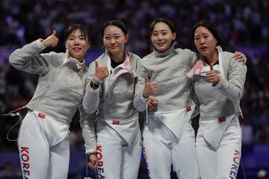 여자 사브르 대표팀의 전하영(왼쪽부터), 최세빈, 윤지수, 전은혜. 연합뉴스