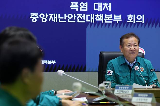 이상민 행정안전부 장관이 2일 오후 서울 종로구 정부서울청사에서 열린 폭염 대처 중앙재난안전대책본부 회의에서 발언하고 있다. 2024.08.02 뉴시스