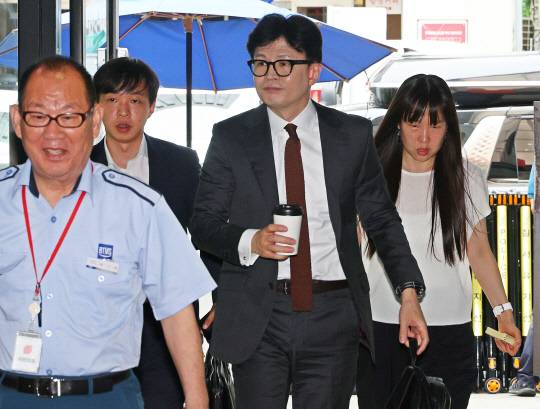 지난 8월2일 한동훈 국민의힘 대표가 서울 여의도 중앙당사로 들어서고 있다. 당일 한 대표는 정책위의장에 대구 북구을 지역구 4선 김상훈 의원을 지명했다.<연합뉴스 사진>