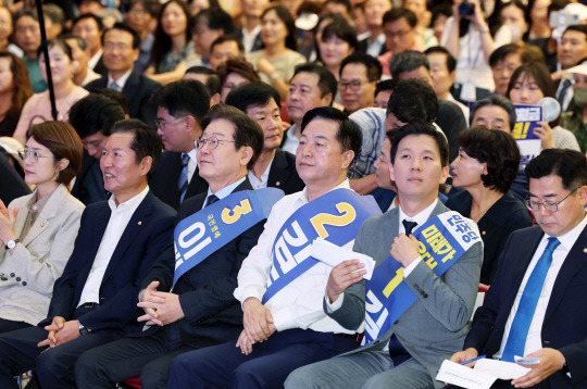 4일 오전 광주 서구 김대중컨벤션센터에서 열린 더불어민주당 당 대표·최고위원 후보자 합동연설회에 이재명, 김두관, 김지수 당 대표 후보와 박찬대 원내대표 등 지도부가 참석하고 있다. [연합뉴스 제공]