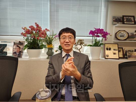 김웅 변호사가 지난달 31일 서울 서초구 법무법인 남당 사무실에서 디지털타임스와 인터뷰 하고 있다. [윤선영 기자]