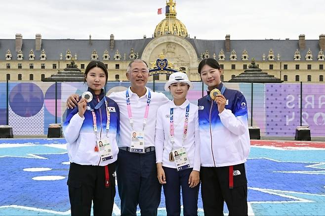 정의선 현대차그룹 회장(왼쪽 두번째)이 3일(현지시간) 프랑스 파리 앵발라드 경기장에서 열린 양궁 여자 개인전 시상식 후 남수현(왼쪽), 전훈영(왼쪽 세번째), 임시현(왼쪽 네번째) 선수와 기념촬영을 하고 있다.