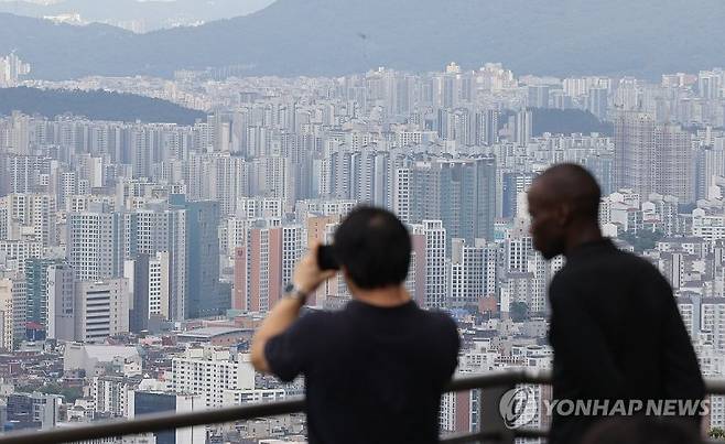 서울 남산에서 바라본 시내 아파트 모습. 연합뉴스