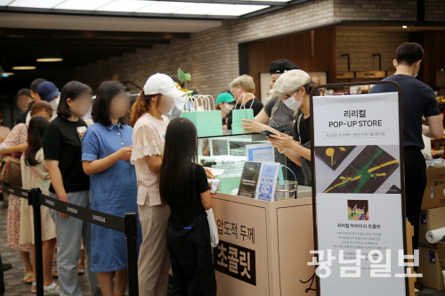 광주신세계 본관 지하 1층에 문을 연 두바이식 초콜릿 맛집 ‘리리컬’의 팝업스토어에 고객들의 웨이팅 행렬이 이어지고 있다.