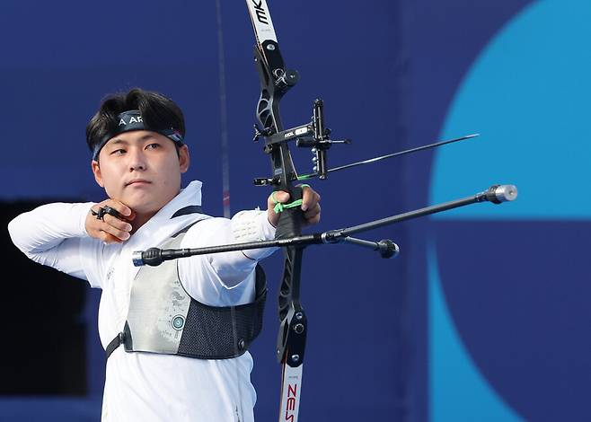 이우석이 4일(현지시각) 프랑스 파리 레쟁발리드에서 열린 2024 파리올림픽 양궁 남자 개인전 중국의 왕옌과의 16강에서 과녁을 조준하고 있다. 파리/연합뉴스